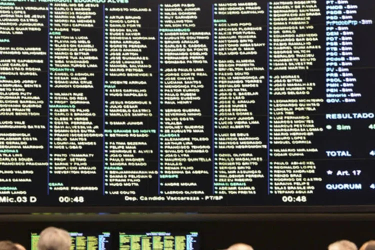 Líderes partidários votaram a favor da PEC 349, em segundo turno, no plenário da Câmara, que institui o voto aberto em todas as deliberações das duas casas do Congresso Nacional (Valter Campanato/ABr)