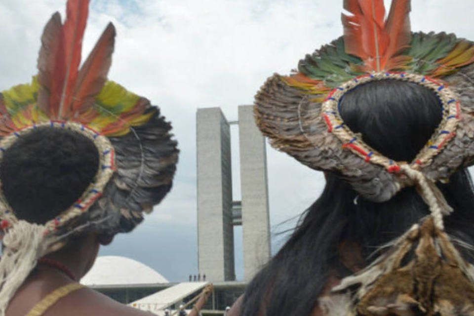 Índios fazem enterro simbólico de políticos