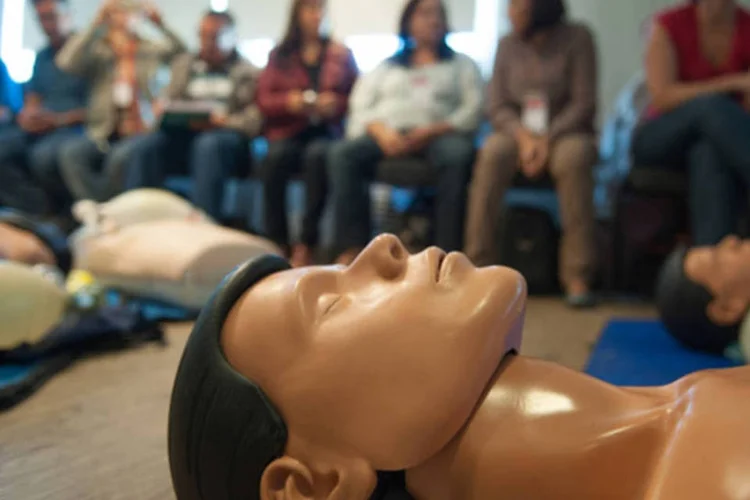 A Sociedade Brasileira de Cardiologia inicia capacitação de três turmas de médicos e enfermeiros, que ficarão a postos para atender a emergências nos estádios (Flávia Albuquerque/AFP)