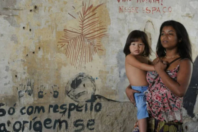 Índia com seu filho durante ocupação no Museu do Índio em Agosto de 2013, no Rio de Janeiro (Tânia Rêgo/ABr)