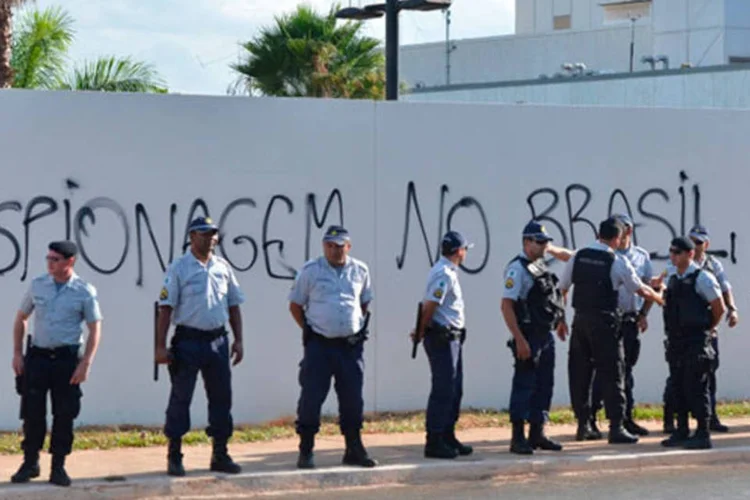 
	Pol&iacute;cia refor&ccedil;a seguran&ccedil;a em frente &agrave; embaixada norte-americana em Bras&iacute;lia: esta &eacute; a primeira vez em que o governo federal entra em paralisa&ccedil;&atilde;o desde 1995
 (Fábio Pozzebom/ABr)
