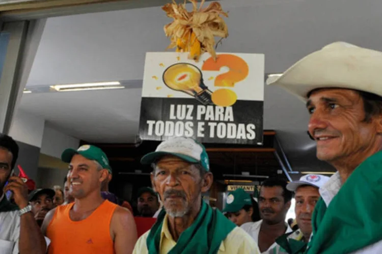 Os cerca de 1,2 mil manifestantes do MST e do Movimento Camponês Popular, que ocupam o Ministério da Agricultura, aguardam para serem recebidos por alguma autoridade do governo (Antônio Cruz/Abr)