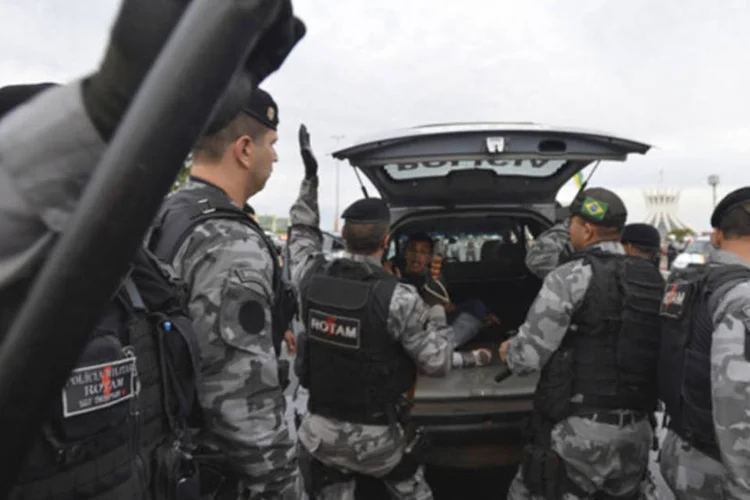 
	Atua&ccedil;&atilde;o da Tropa de Choque da Pol&iacute;cia Militar durante as manifesta&ccedil;&otilde;es do Dia da Independ&ecirc;ncia: os investigados teriam participado de p&aacute;ginas do Facebook do movimento Black Bloc
 (Marcello Casal Jr./ABr)
