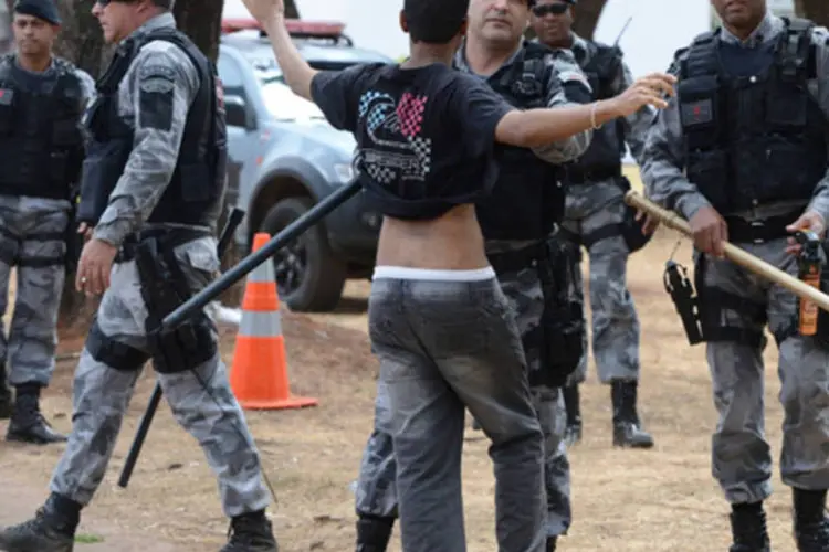 Policiais revistam manifestante durante manifestações do Dia da Independência em Brasília, no sábado (Marcelo Camargo/ABr)