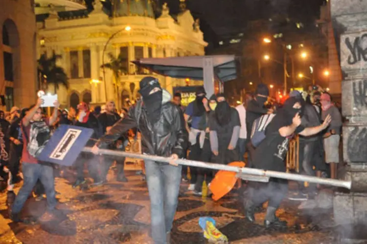 
	Protestos no Rio de Janeiro: debate sobre viol&ecirc;ncia contra jornalistas voltou a ser pautado pelas ocorr&ecirc;ncias durante os protestos populares que tomaram as ruas do pa&iacute;s a partir de junho de 2013
 (Fernando Frazão/ABr)