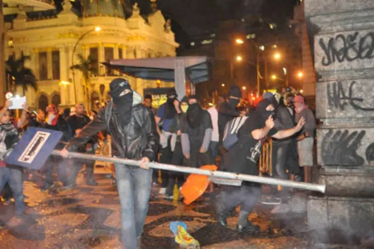 Passeata de professores grevistas contra as políticas educacionais do prefeito Eduardo Paes e do governador Sérgio Cabral termina em confronto com policiais militares (Fernando Frazão/ABr)