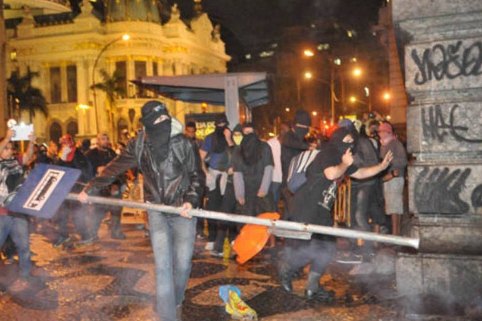 Após noite violenta, restam sujeira e destruição no Rio