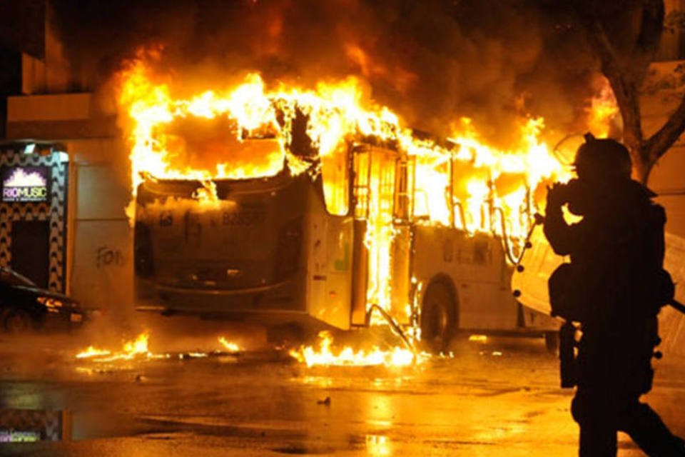 Após morte de 3 homens, manifestantes queimam ônibus no Rio