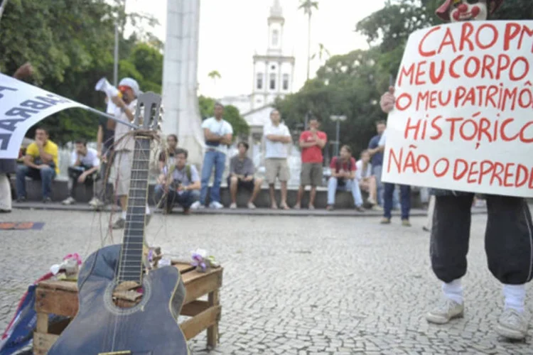 Manifestantes reunidos em protesto no Largo do Machado, na zona sul do Rio de Janeiro: cidade está sendo palco de uma série de manifestações (Fernando Frazão/ABr)