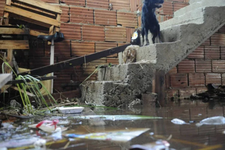 Destroços deixado por uma adutora que se rompeu estrada do Mendanha, em Campo Grande, na zona oeste do Rio de Janeiro (Tânia Rêgo/ABr)