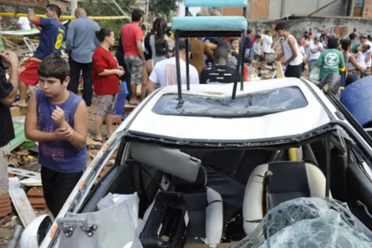 
	Adutora de &aacute;gua se rompeu na estrada do Mendanha, em Campo Grande, na zona oeste do RJ:&nbsp;cerca de 3 mil litros de &aacute;gua jorraram sobre carros e im&oacute;veis
 (Tânia Rêgo/ABr)