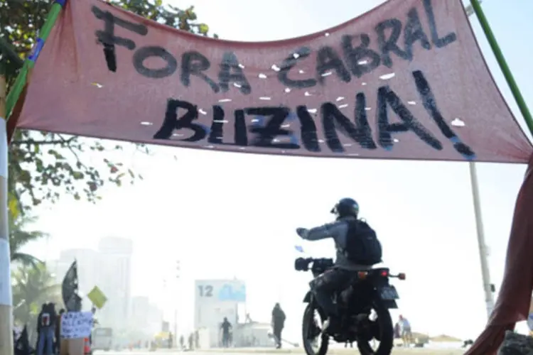 Manifestantes protestam perto da residência de Sérgio Cabral: "acreditamos que essa é a melhor maneira de pressionar o poder público", disse porta-voz do grupo (Tânia Rêgo/ABr)