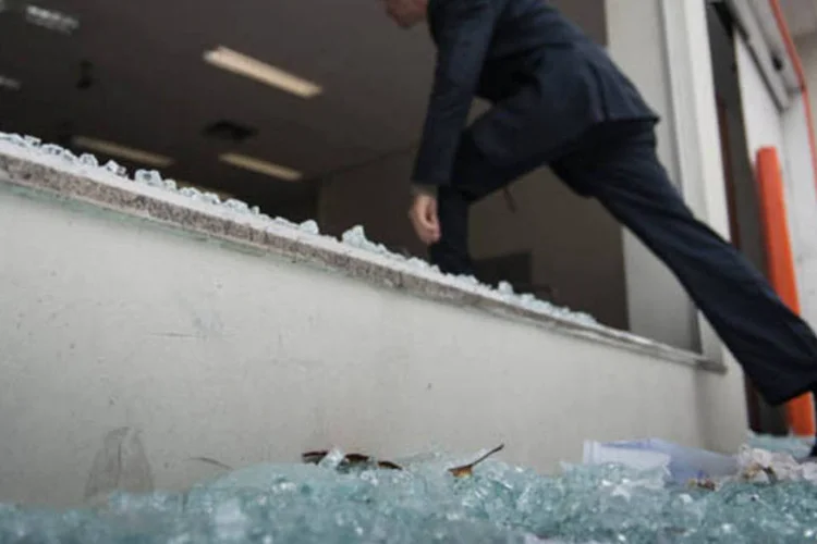 Agências bancárias e viatura da Polícia Civil foram depredadas durante protesto na noite desta segunda-feira (07), no centro de São Paulo (Marcelo Camargo/ABr)