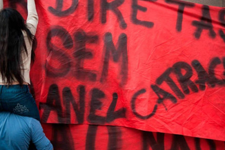 Manifestantes caminham até prédio da reitoria na USP