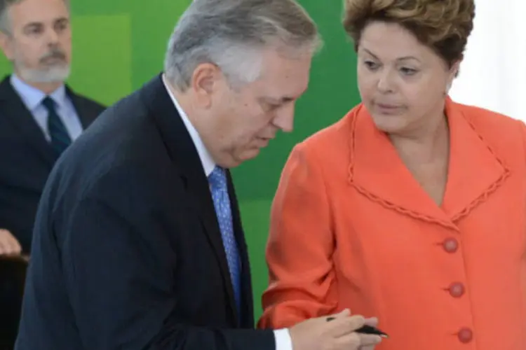 
	Figueiredo e Dilma: a presidente elogiou o chanceler por sua&nbsp;&quot;not&aacute;vel experi&ecirc;ncia&quot;&nbsp;de mais de 30 anos no servi&ccedil;o exterior e seu conhecimento sobre assuntos do meio ambiente, que&nbsp;&quot;s&atilde;o uma bandeira do Brasil&quot;
 (Antonio Cruz/ABr)