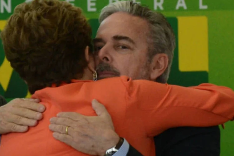 
	Dilma abra&ccedil;a Antonio Patriota: &ldquo;Meu governo n&atilde;o pode e n&atilde;o quer prescindir de sua experi&ecirc;ncia e conhecimento. Os desafios de Patriota s&atilde;o de grande relev&acirc;ncia e urg&ecirc;ncia ao Brasil&quot;, disse a presidente durante posse de Figueiredo
 (Agência Brasil)