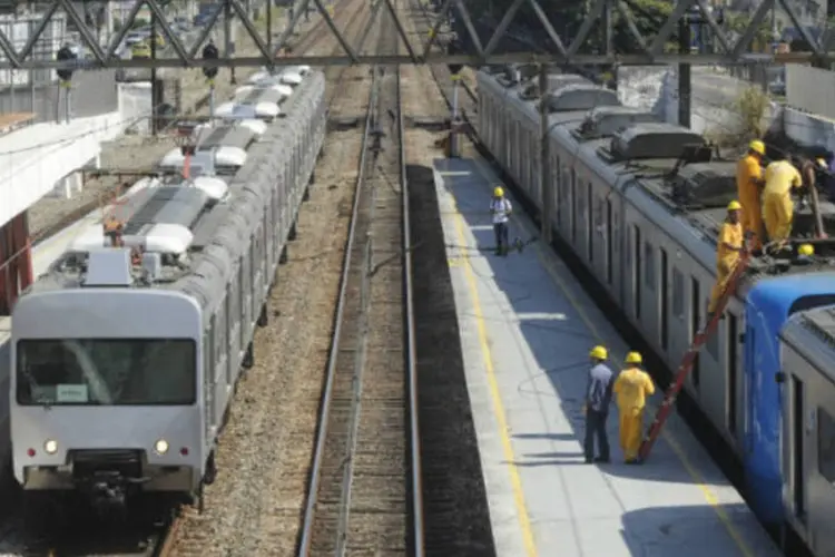 
	Trem na SuperVia do Rio de Janeiro: passageiros tiveram que descer irregularmente na linha f&eacute;rrea
 (Tânia Rêgo/ABr)