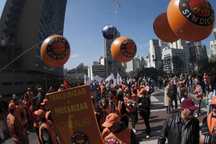 Centrais sindicais realizam protesto pelo fim do fator previdenciário no Dia Nacional de Lutas (Marcelo Camargo/ABr)