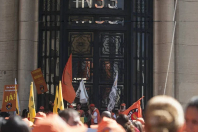 
	Manifestantes no Dia Nacional das Lutas, em frente ao pr&eacute;dio do INSS, em S&atilde;o Paulo: cerca de 100 aposentados, segundo o sindicato da categoria, passaram a madrugada no local em vig&iacute;lia
 (Marcelo Camargo/ABr)