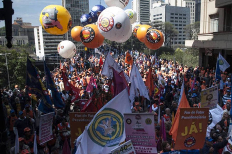 Protesto contra MPs de Dilma na área trabalhista reúne 2 mil