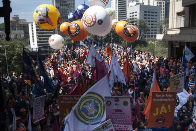 
	Manifesta&ccedil;&atilde;o em S&atilde;o Paulo: em vez de propor solu&ccedil;&otilde;es para o problema da previd&ecirc;ncia, os sindicatos querem acabar com medidas como o fator previdenci&aacute;rio
 (Marcelo Camargo)
