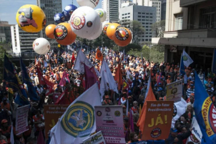
	Protestos de trabalhadores: &ldquo;N&atilde;o conseguimos imaginar que o governo Dilma se negue a apresentar uma proposta que d&ecirc; fim ao fator previdenci&aacute;rio. Tem uma bola pingando sem goleiro. S&oacute; falta chutar&rdquo;, ressaltou o presidente da CUT
 (Marcelo Camargo/ABr)