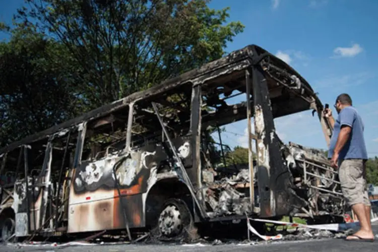 Ônibus queimado durante uma manifestação de moradores na região da Rodovia Raposo Tavares (Marcelo Camargo/Agência Brasil)
