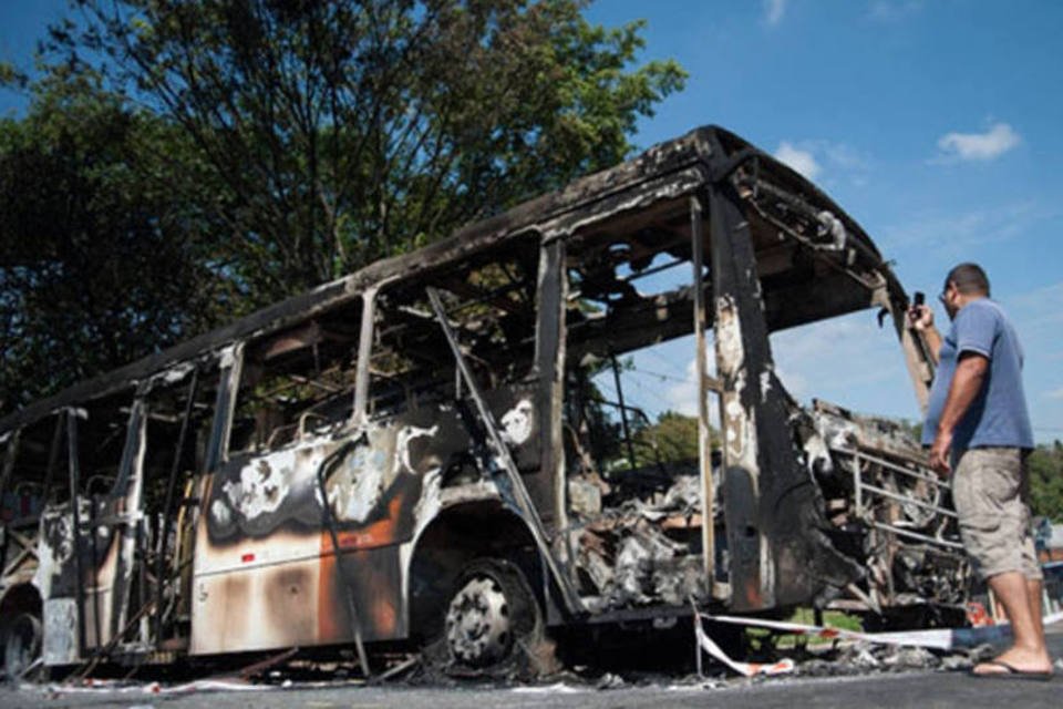Incêndio destrói 20 ônibus em garagem de São Paulo