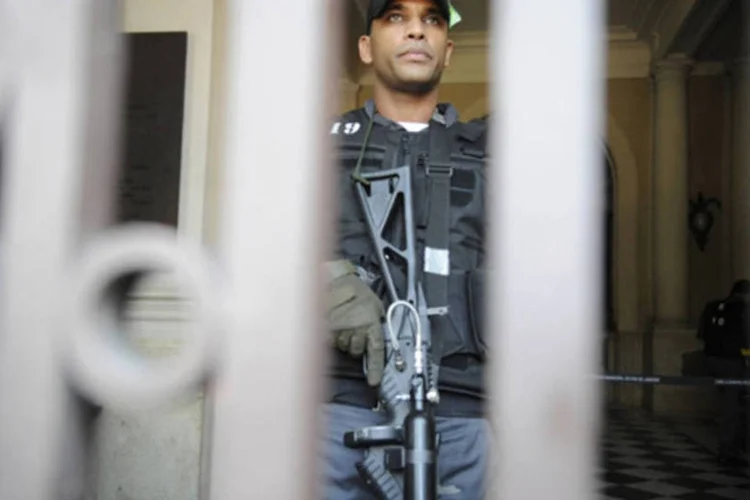 Policial monta guarda em frente a Câmara do Rio, onde manifestantes promovem ocupação em protesto contra a composição da CPI dos Ônibus (Tânia Rego/ABr)