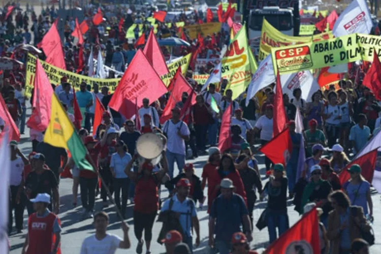 Manifestantes protestam em frente ao Congresso Nacional: fator previdenciário é uma antiga reivindicação dos sindicalistas (Fabio Rodrigues Pozzebom/ABr)