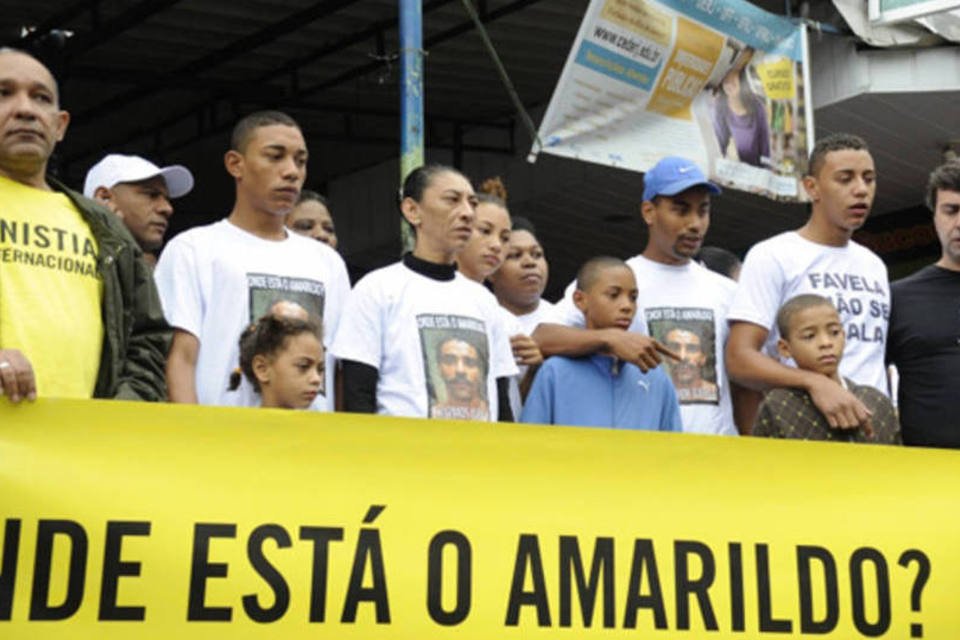 Mulher, Elizabeth, e os seis filhos do ajudante de pedreiro Amarildo durante ato de solidariedade no Rio de Janeiro (Tânia Rego/ABr)