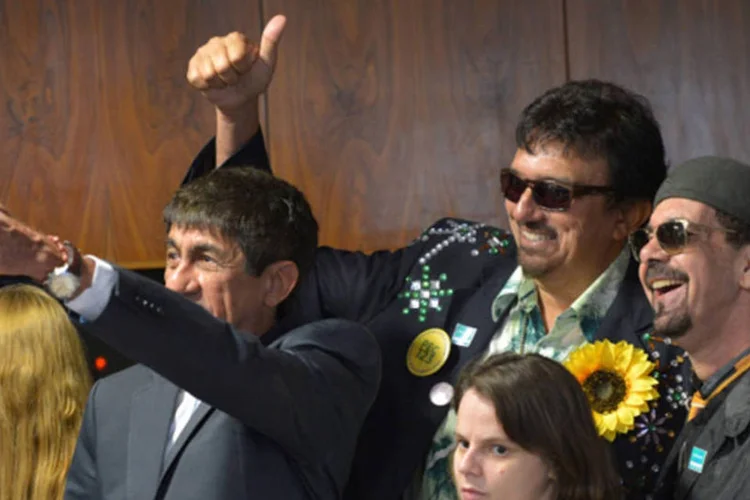 Artistas comemoram a aprovação da PEC da Música na Comissão de Constituição e Justiça: proposta também foi aprovada pelo Senado (Wilson Dias/ABr)