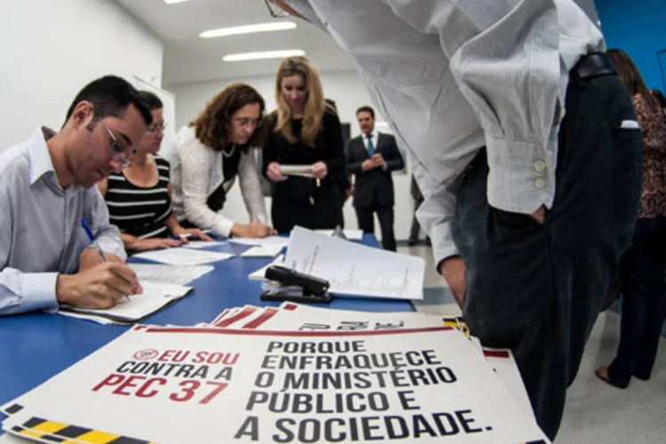 
	Procuradores e promotores de Justi&ccedil;a de S&atilde;o Paulo em manifesto contra a PEC 37:&nbsp;durante dois meses o Minist&eacute;rio P&uacute;blico procurou negociar com o Congresso Nacional uma solu&ccedil;&atilde;o para a quest&atilde;o.
 (Marcelo Camargo/ABr)