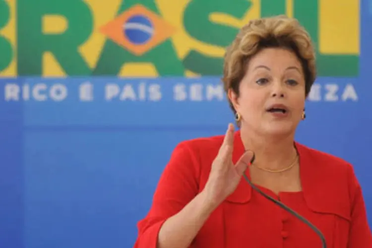 
	Dilma Rousseff: &quot;quem vier pedir para voc&ecirc;s venderem, n&atilde;o vendam, &eacute; ilegal. Casa com dinheiro do povo brasileiro n&atilde;o pode ser vendida por dez anos&quot;, disse a presidente
 (Antônio Cruz/ABr)