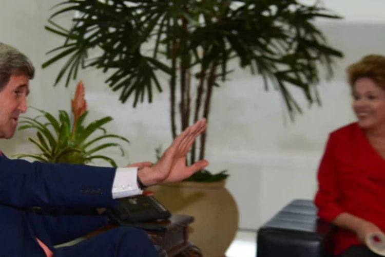 Presidente Dilma Rousseff recebe em audiência o secretário de Estado norte-americano, John Kerry, no Palácio do Planalto (José Cruz/ABr)