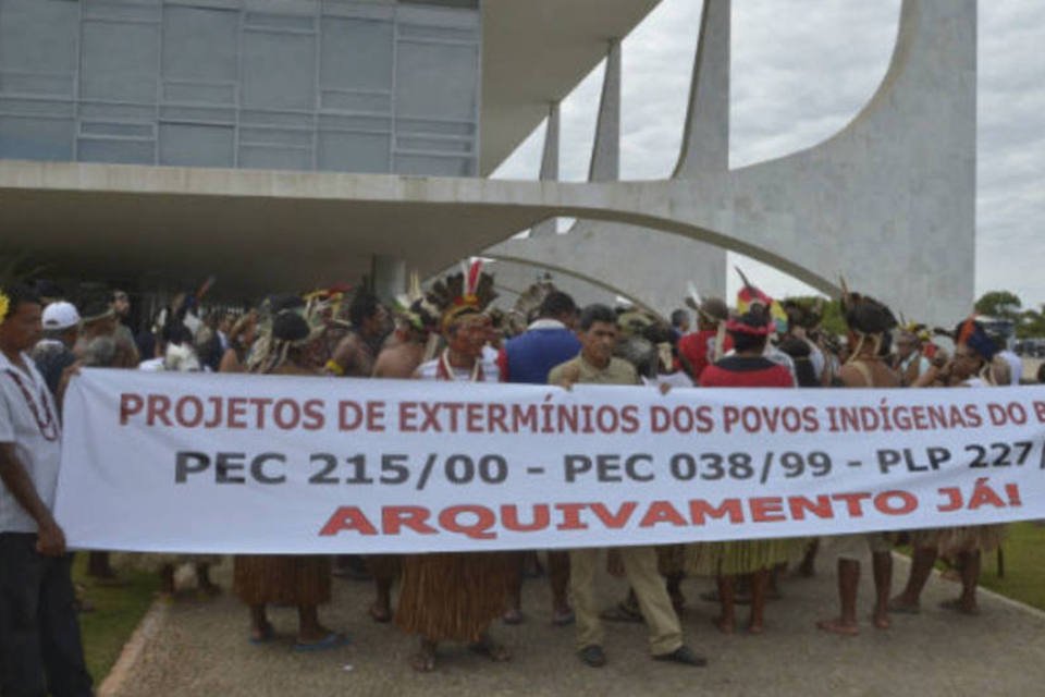 Índios fazem manifestação no Palácio do Planalto
