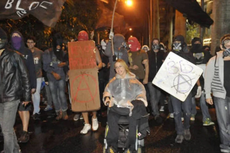 Manifestantes que protestavam contra o governador Sérgio Cabral entram em conflito com policiais militares em Laranjeiras, próximo ao Palácio Guanabara (Fernando Frazão/ABr)
