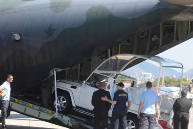 Avião da FAB pousou na Base Aérea do Galeão trazendo os veículos que serão usados pelo papa Francisco durante visita ao Brasil (Tania Rego/ABr)