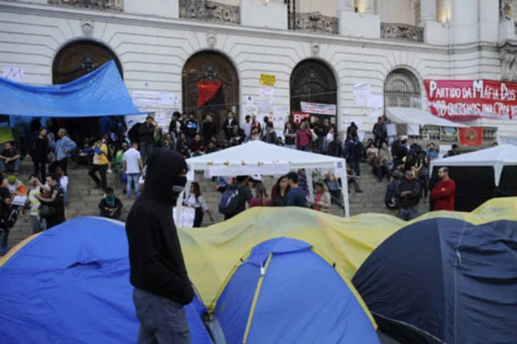 Grupos montaram acampamento e estendem faixas e cartazes em apoio aos 11 manifestantes que seguem ocupando a Câmara dos Vereadores do Rio (Fernando Frazão/ABr)