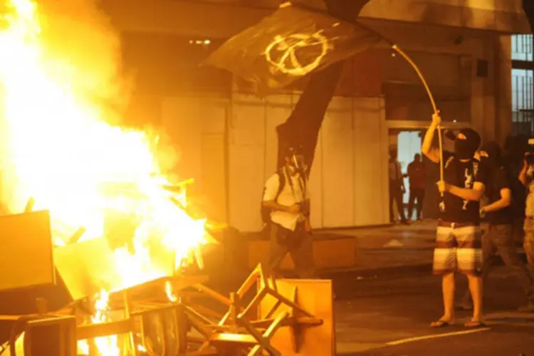 Grupos de mascarados que apoiavam o protesto dos professores entraram em confronto com policiais militares na Cinelândia (Fernando Frazão/ABr)