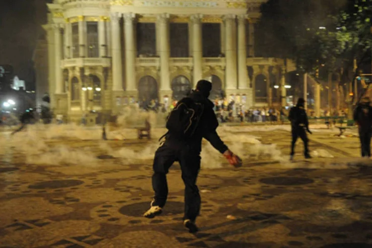 
	Protesto: &quot;Tudo leva a crer que o tiro foi disparado &agrave; dist&acirc;ncia, pois chegou a ficar alojado na jaqueta. Se fosse de perto, o ferimento seria muito mais grave&quot;, afirmou inspetor
 (Fernando Frazão/ABr)