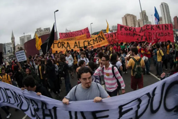 Concentrados no Largo da Batata, estudantes começaram um ato em defesa da educação pública no estado (Marcelo Camargo/Agência Brasil)