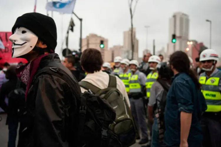 
	Manifestantes com rostos cobertos participam de protesto em S&atilde;o Paulo: segundo o governador, no total 61 pessoas foram presas e &quot;todas ser&atilde;o investigadas&quot;
 (Marcelo Camargo/ABr)