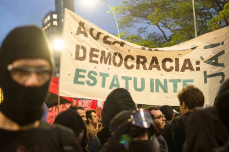 Concentrados no Largo da Batata, estudantes começaram um ato em defesa da educação pública no estado (Marcelo Camargo/Agência Brasil)