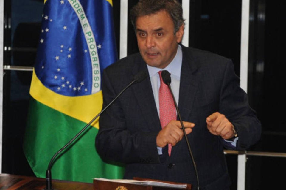 Quem for para 2º turno com Dilma vencerá eleição, diz Aécio