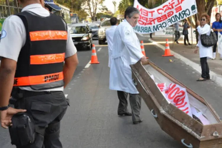 Médicos protestam na Avenida W3 Sul contra Programa Mais Médicos, anunciado pelo governo federal (Valter Campanato/ABr)