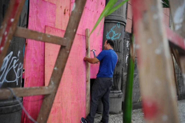 Mesmo com tapumes, prédios no cento da cidade foram alvo de atos de vandalismo cometidos por grupos de manifestantes ontem (Tânia Rego/ABr)