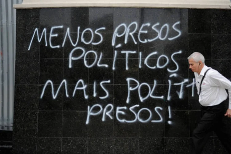 Fachadas de prédios foram pichadas por grupos de manifestantes após protesto ontem em defesa da educação e que marcou o Dia do Professor (Tânia Rego/ABr)