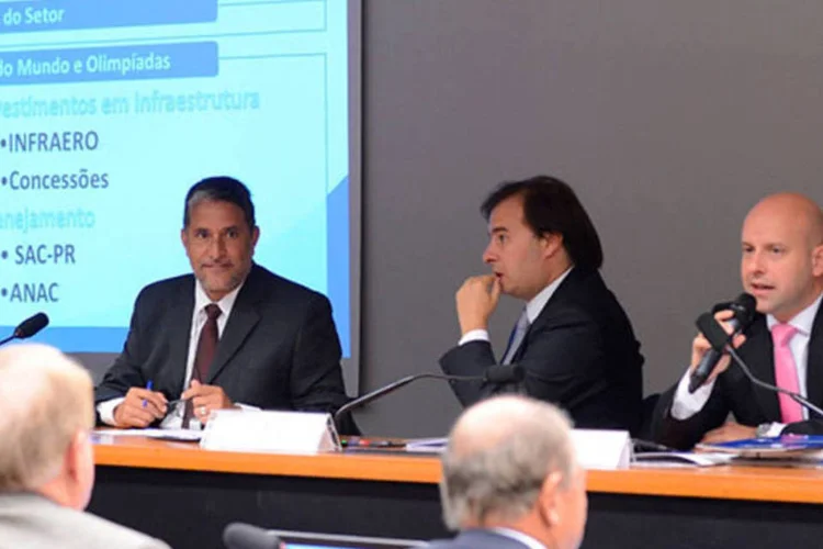 
	O diretor-presidente da Anac, Marcelo Pacheco dos Guaranys (d): &quot;n&oacute;s queremos que todos deem lances para os dois. E essa altera&ccedil;&atilde;o visa justamente incentivar&quot;, afirmou&nbsp;
 (Antônio Cruz/ABr)