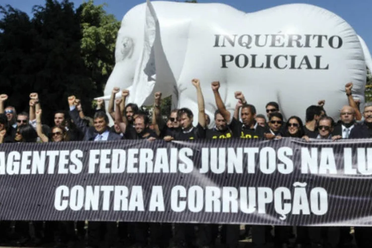 
	Marcha pela reforma da Pol&iacute;cia Federal, em Bras&iacute;lia: nesta segunda-feira (19), pol&iacute;cias federais dos estados de Goi&aacute;s, do Piau&iacute; e do Cear&aacute; anunciaram paralisa&ccedil;&atilde;o das atividades por 48 horas
 (Antonio Cruz/ABr)